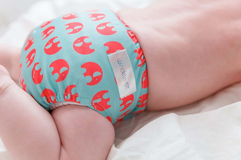 Babypopo mit Windeleiwindel